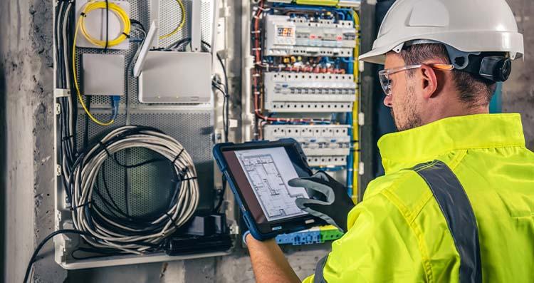 Ces changements sont importants pour les électriciens lors de l’installation, pour les organismes de contrôle agréés lors du contrôle et pour les conseillers en prévention lors de la réalisation des analyses des risques des installations électriques.