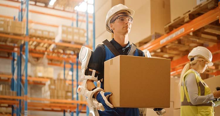 In theorie bieden exoskeletten veel voordelen. Zo verlichten ze de belasting op de rug, helpen ze bij vermoeidheid en verbeteren ze de prestaties. Bovendien voorkomen de toestellen lichamelijke letsels, waardoor ze onrechtstreeks de algemene levenskwaliteit van werknemers bevorderen.