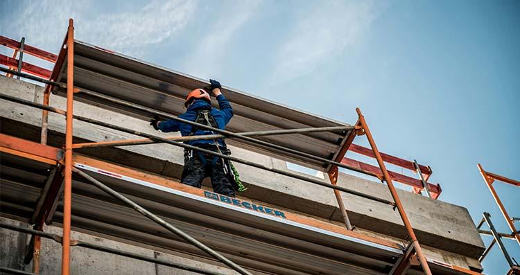 Veilig werken op hoogte: rolsteigers met mobiel werkplatform