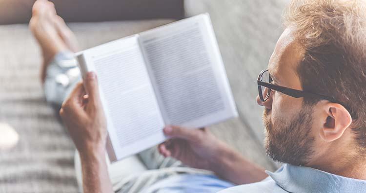 Om de stress van de dag te laten zakken zijn er voldoende alternatieven: lezen, een bad nemen, muziek beluisteren of spelen, puzzelen, tekenen, breien, yoga- of ademhalingsoefeningen,…”
