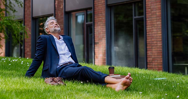 Deconnecteren van het werk blijkt vaak makkelijker gezegd dan gedaan. Zo gaf in 2022 maar liefst 64% van de Belgische werknemers aan hier moeite mee te hebben. Met het deconnectierecht dat op 1 april 2023 inging, wil de regering alle werknemers aanzetten om het werk en privéleven opnieuw van elkaar te scheiden. Toch blijkt uit onderzoek dat nog steeds 6 op de 10 Vlamingen buiten de arbeidsuren gecontacteerd worden door hun leidinggevende