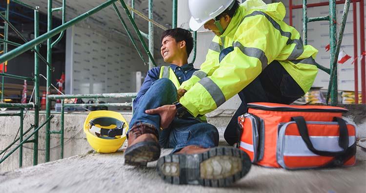 Een verhoogd verzuimpercentage kan zorgen voor onveiligere werkomstandigheden. Zo kan er extra werkdruk ontstaan bij de resterende werknemers wanneer er geen vervanging is, waardoor de kans op fouten en onveilige situaties toenemen.