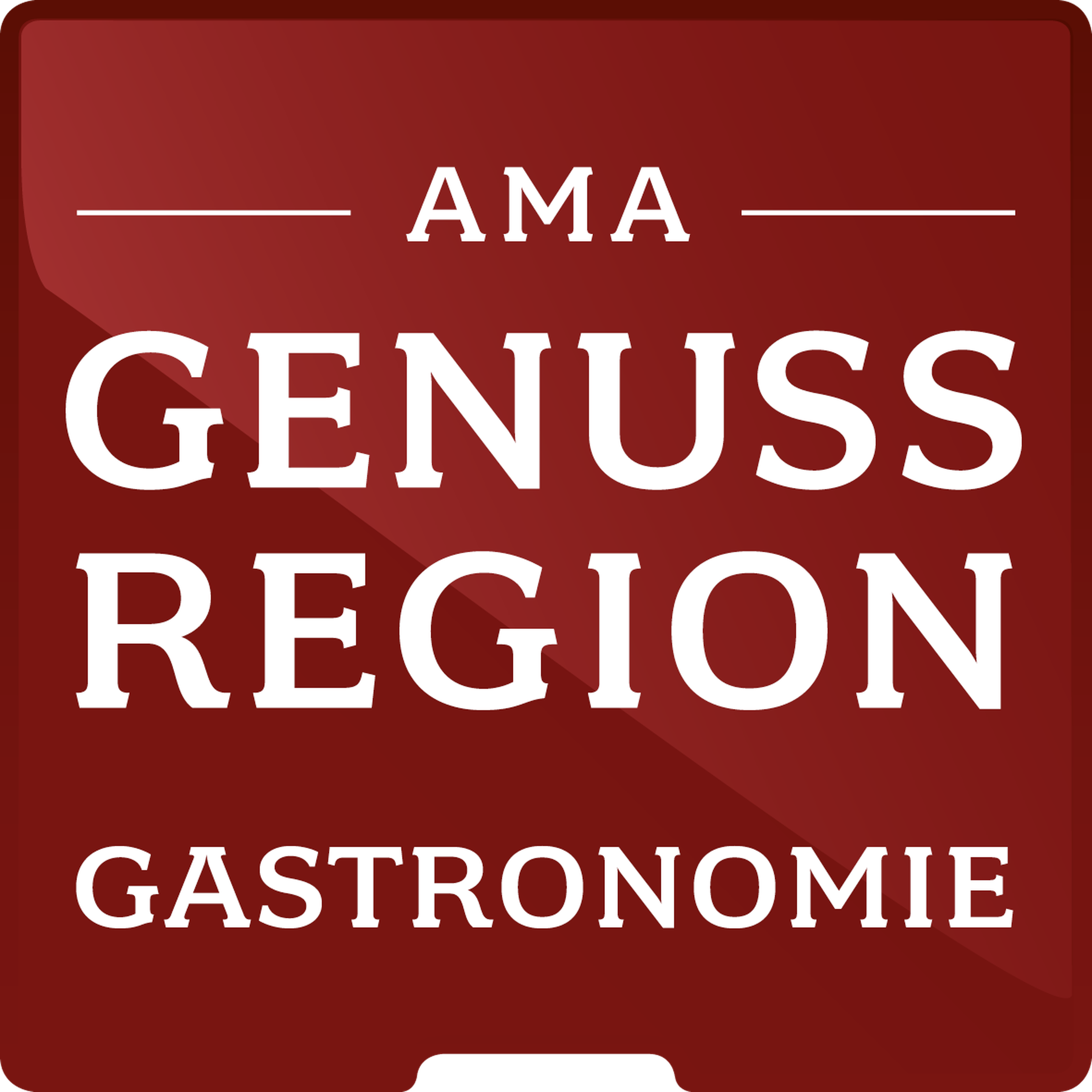 Rotes Schild mit weißer Aufschrift „AMA GENUSS REGION GASTRONOMIE“, mit Zierlinien über und unter „AMA“.
