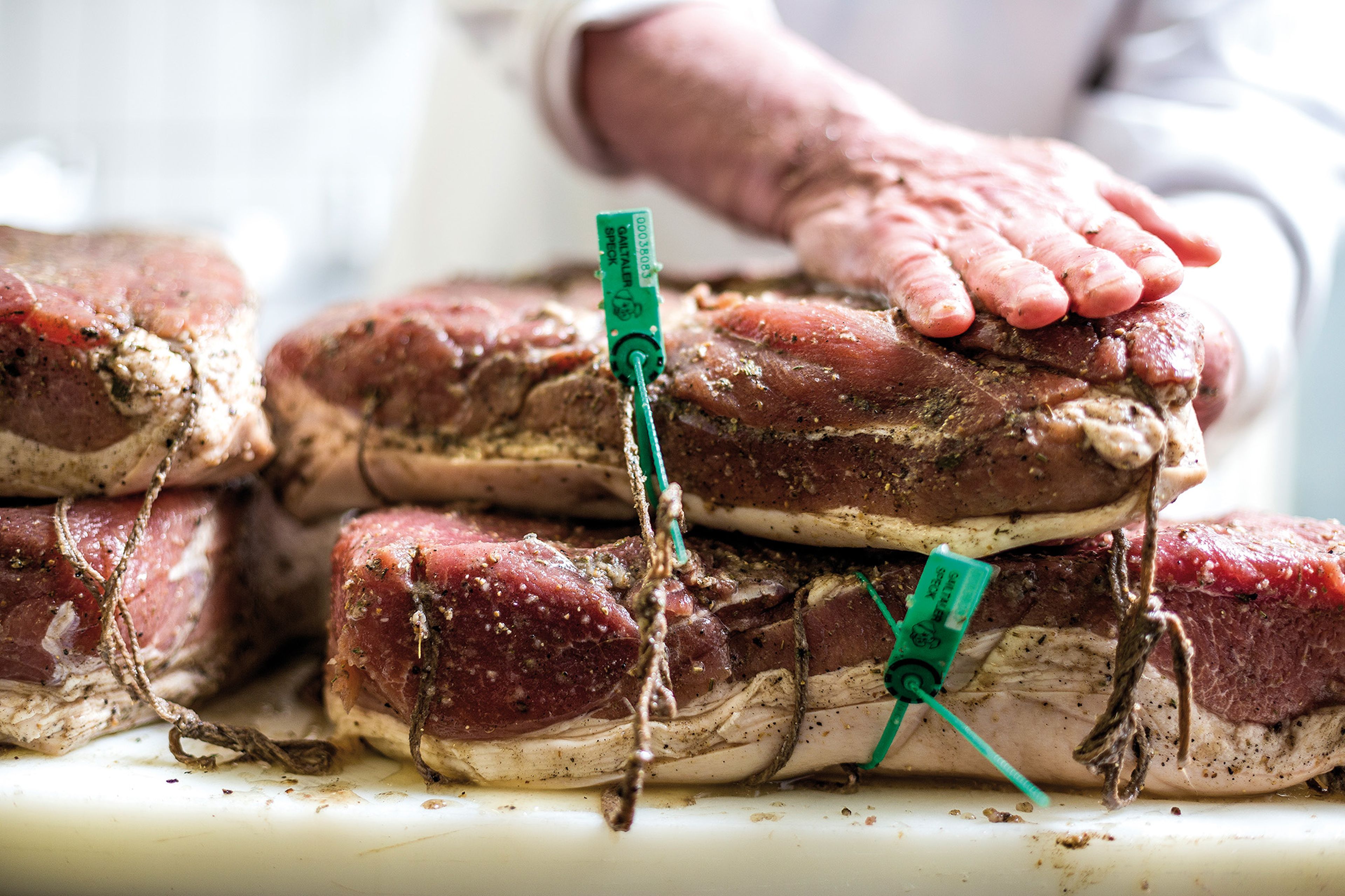 Hochwertiges Biofleisch von glücklichen Schweinen wird für den Gailtaler Speck verwendet. Das Fleisch ist im Bild zu sehen.