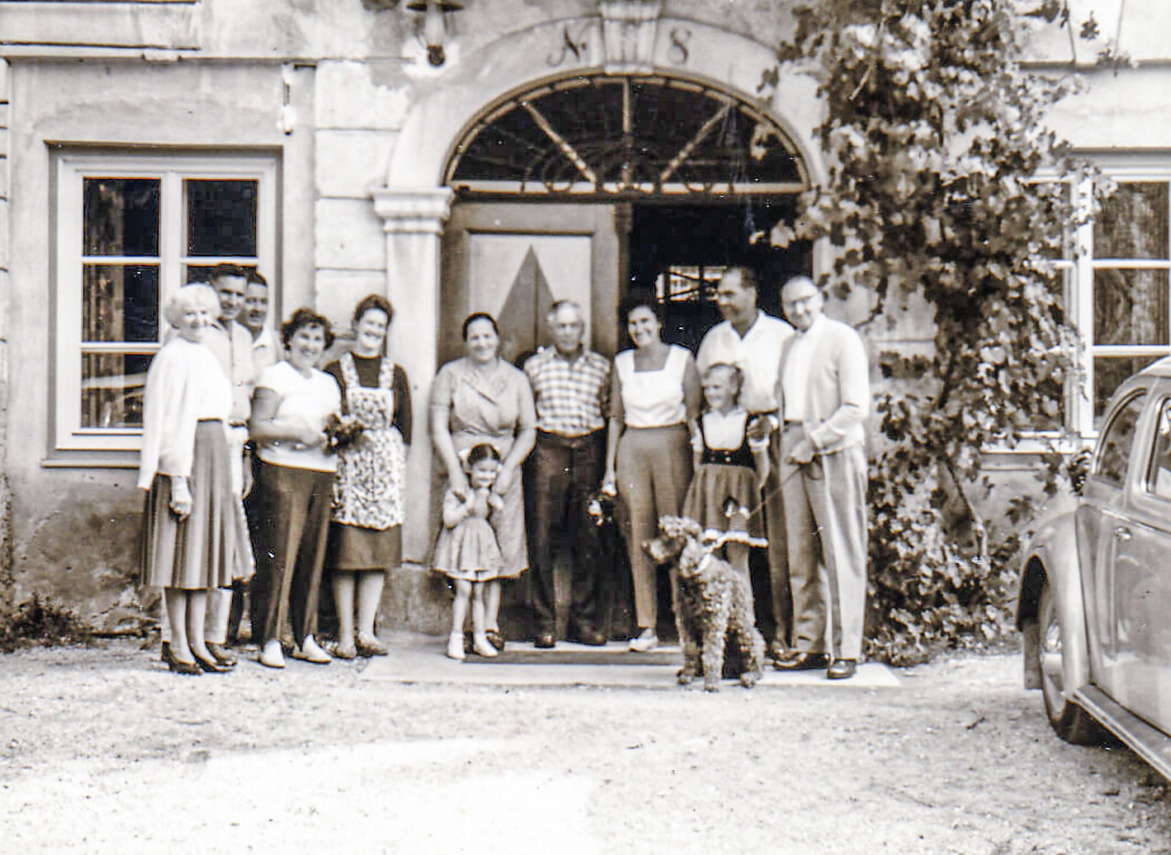 Ein altes Bild in Schwarz-Weiß der Familie Steinwender, vermutlich aus den 1928er Jahren.