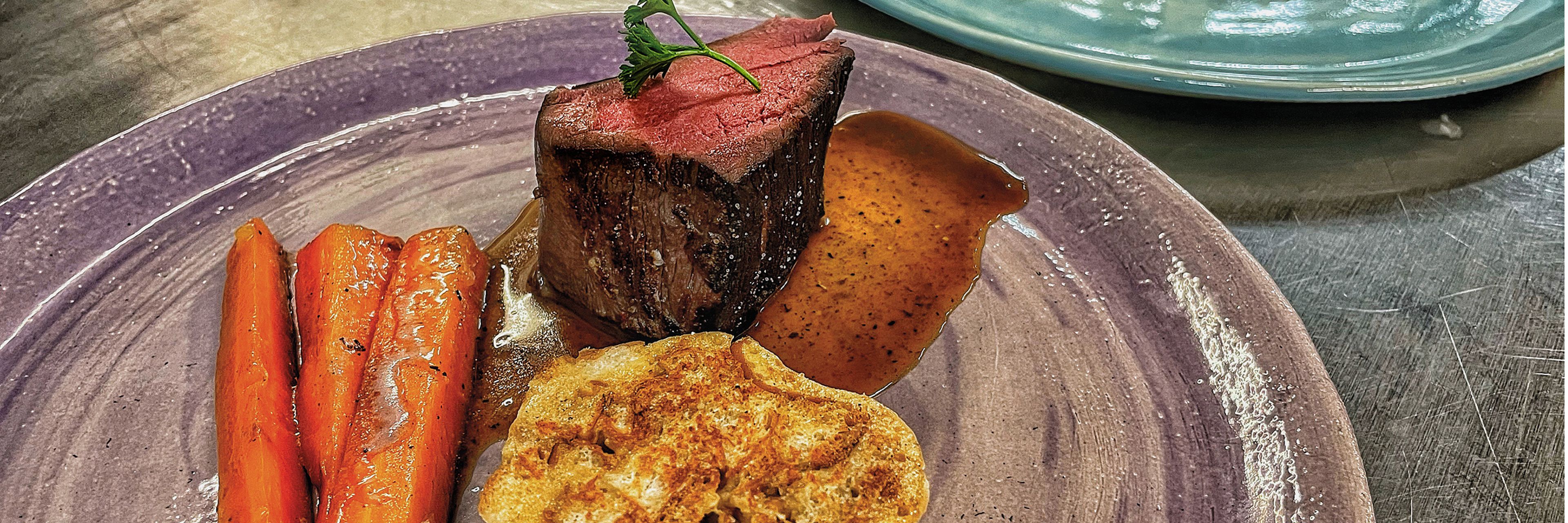 Slow Food mit Karroten und einem Filet stück