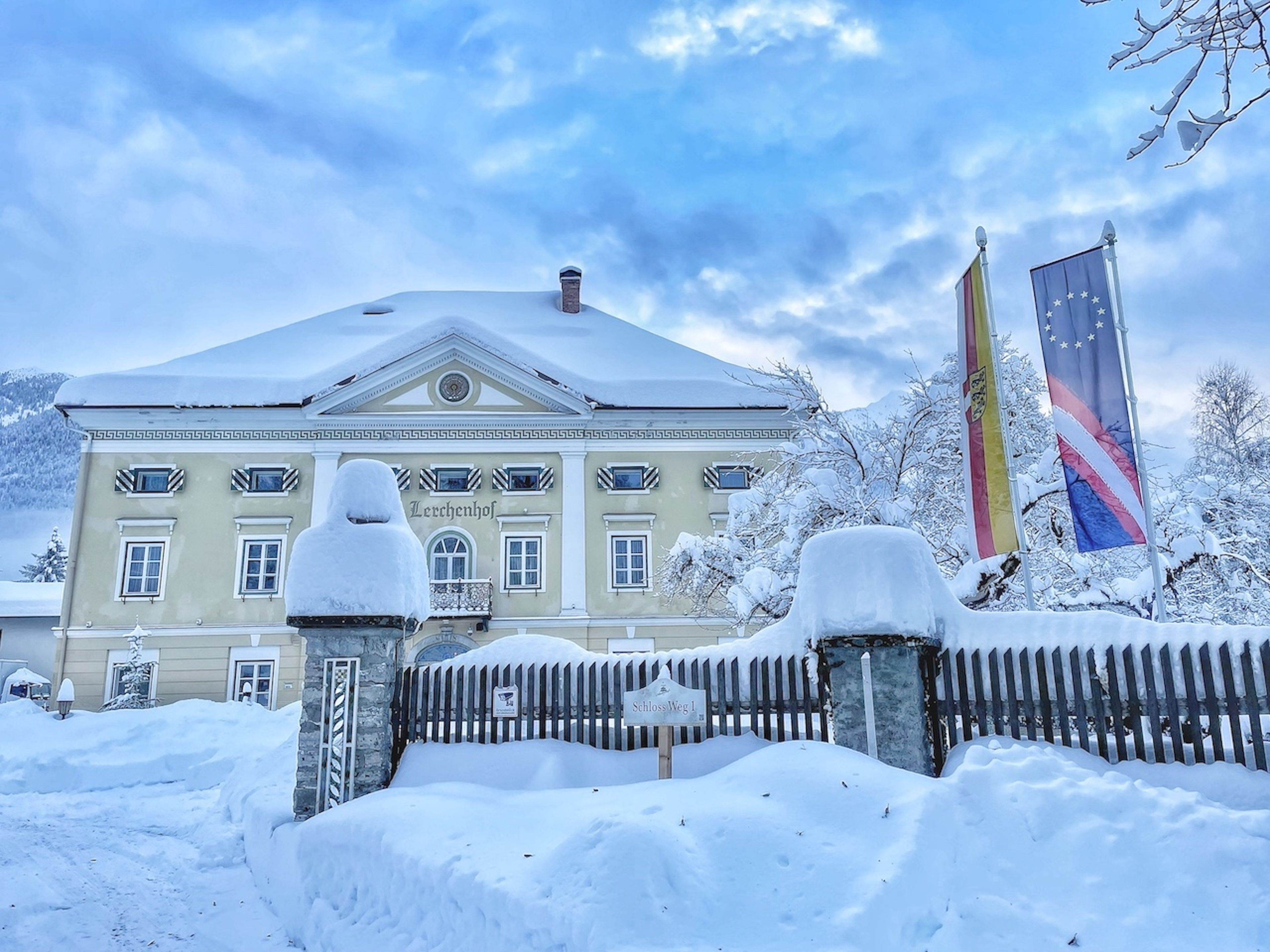 das Schloss Lerchenhof, tief verschneit in der idyllischen Landschaft