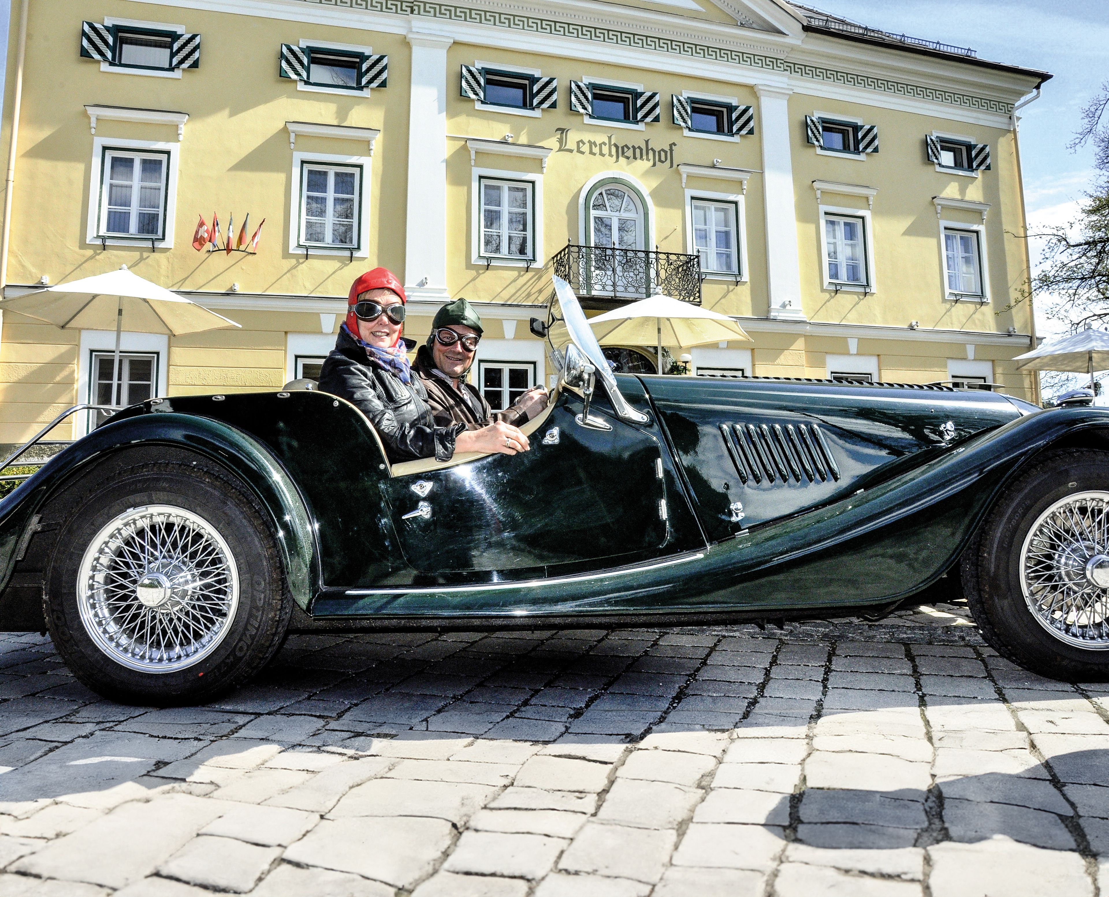 Oldtimer-Morgan vor dem Schloss Lerchenhof