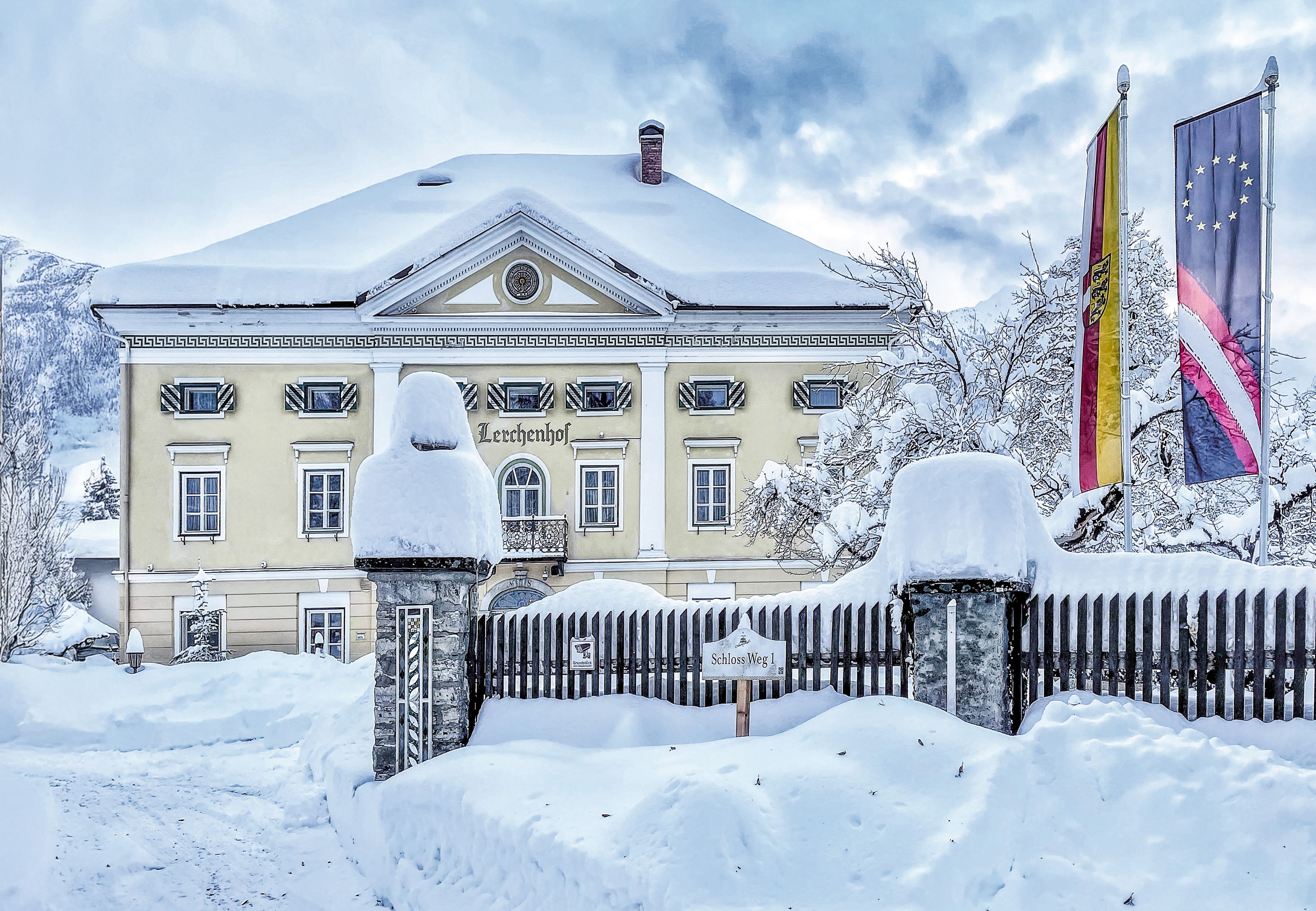 das Schloss Lerchenhof, tief verschneit in der idyllischen Landschaft