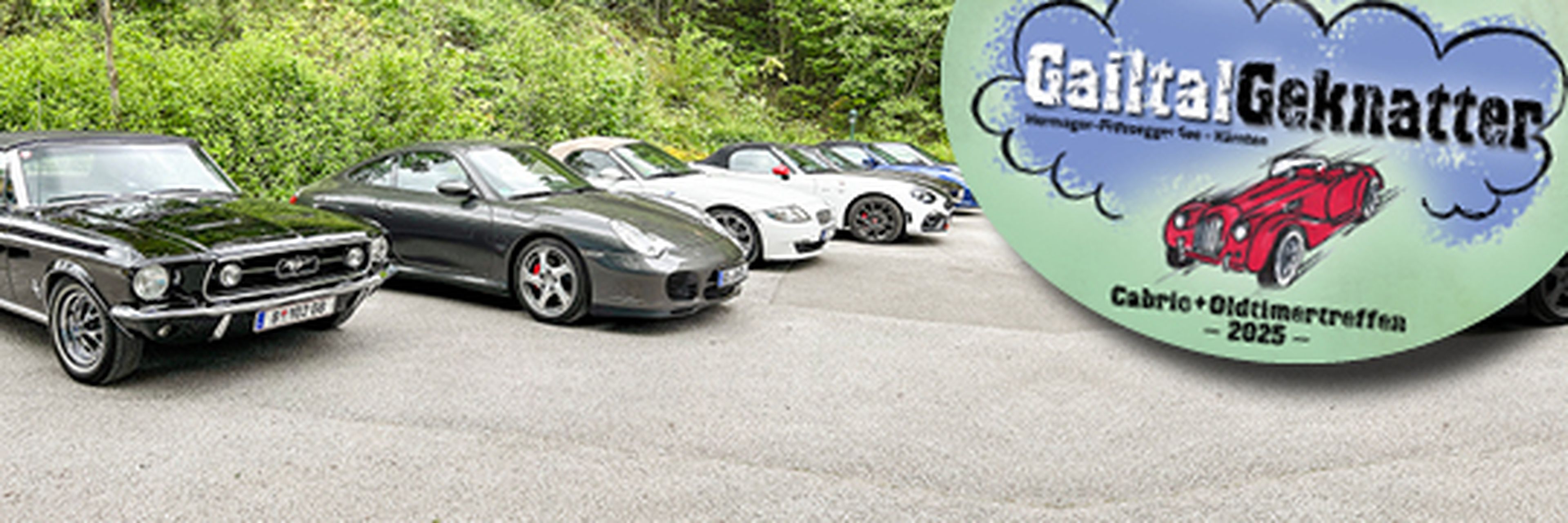 A lineup of vintage and modern cars parked on a road, with a circular logo for "Gaißa Geknatter Cabrio-Oldtimertreffen 2025" in the foreground.