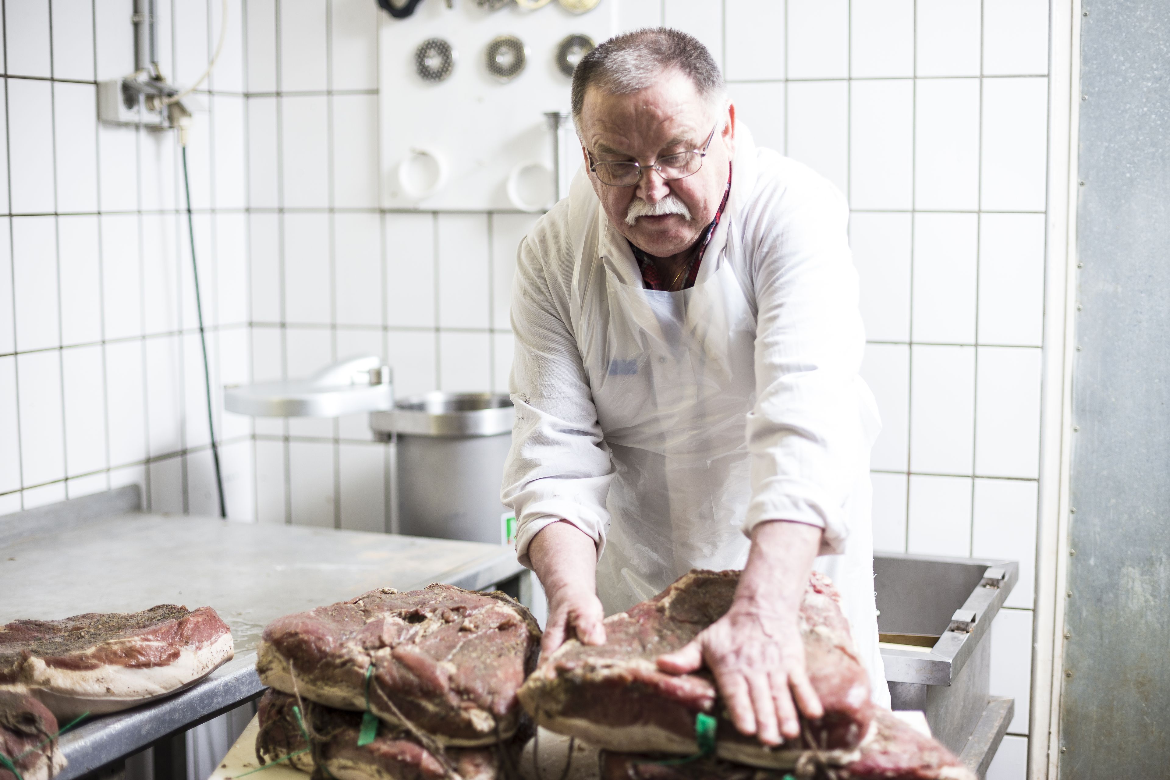 Das Biofleisch für den Speck wird sorgfältig gewürzt und vorbereitet in der eigenen Fleischerei des Schloss Lerchenhof
