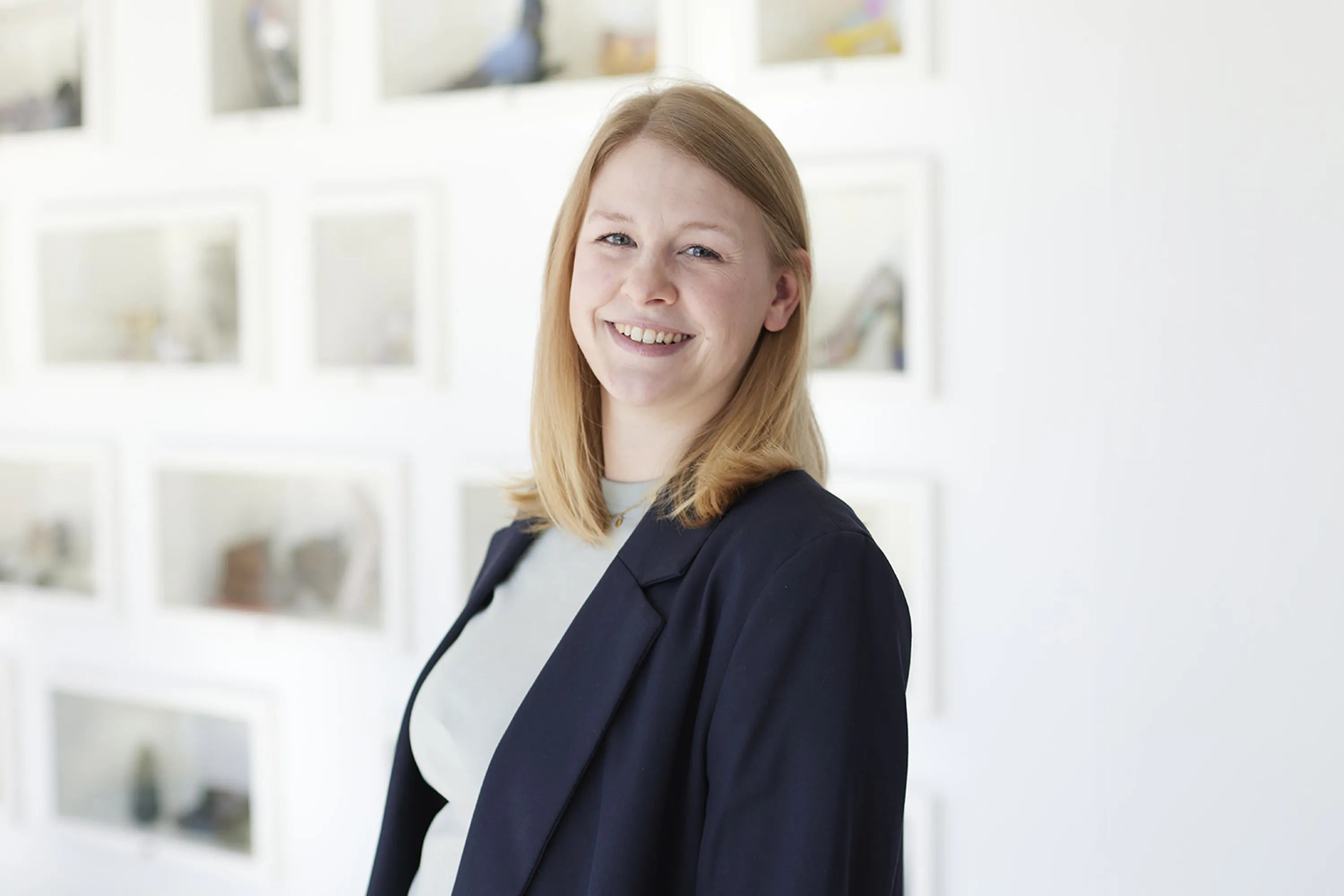 Lena Kahlert ist deine Ansprechpartnerin. Sie freut sich auf deine Bewerbung! hero image