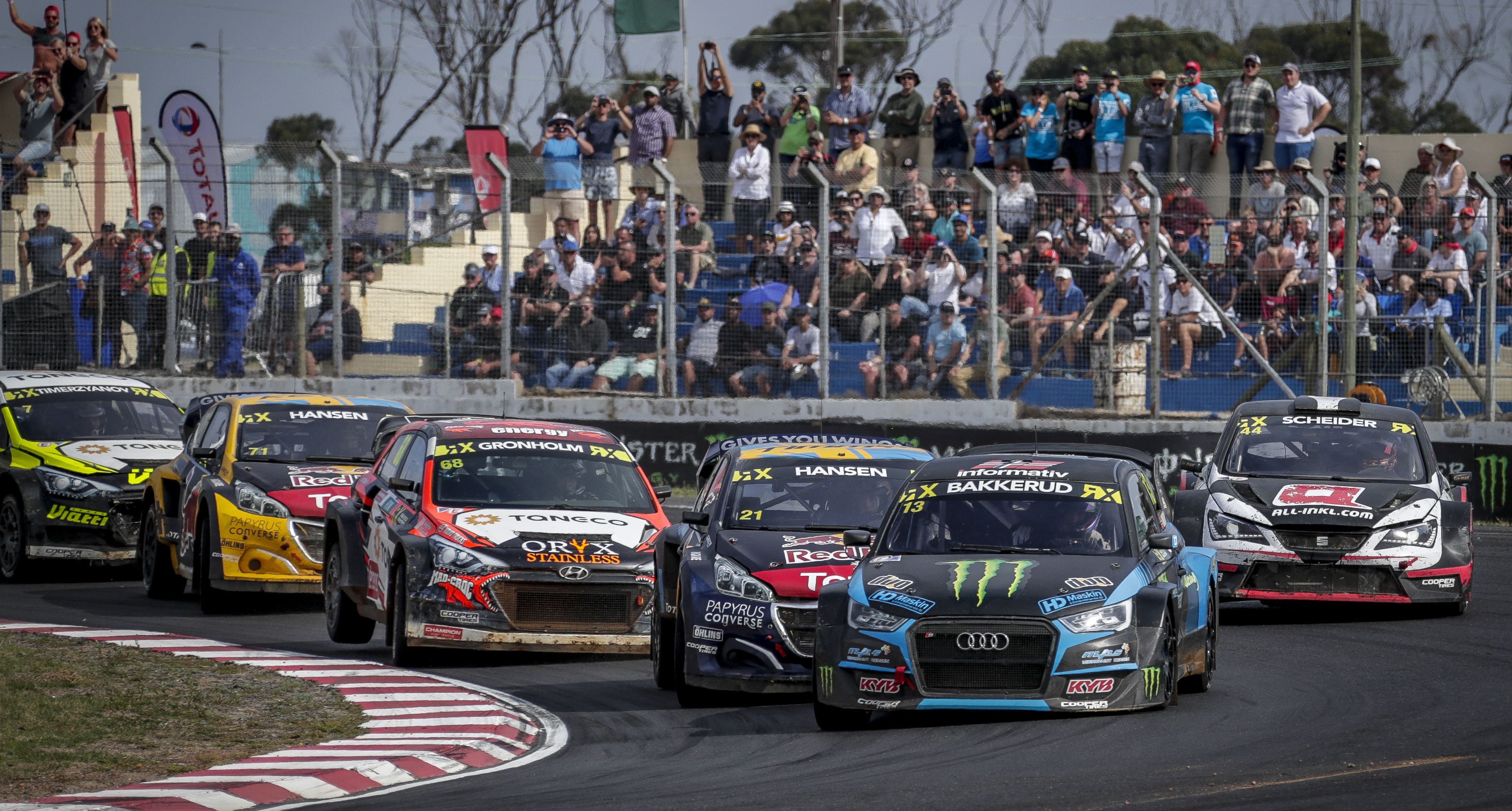 Andreas Bakkerud leads the start of the World RX final in Cape Town in 2019