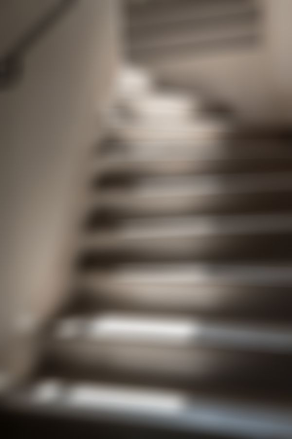 Eine helle Treppe auf welche die Sonne scheint.