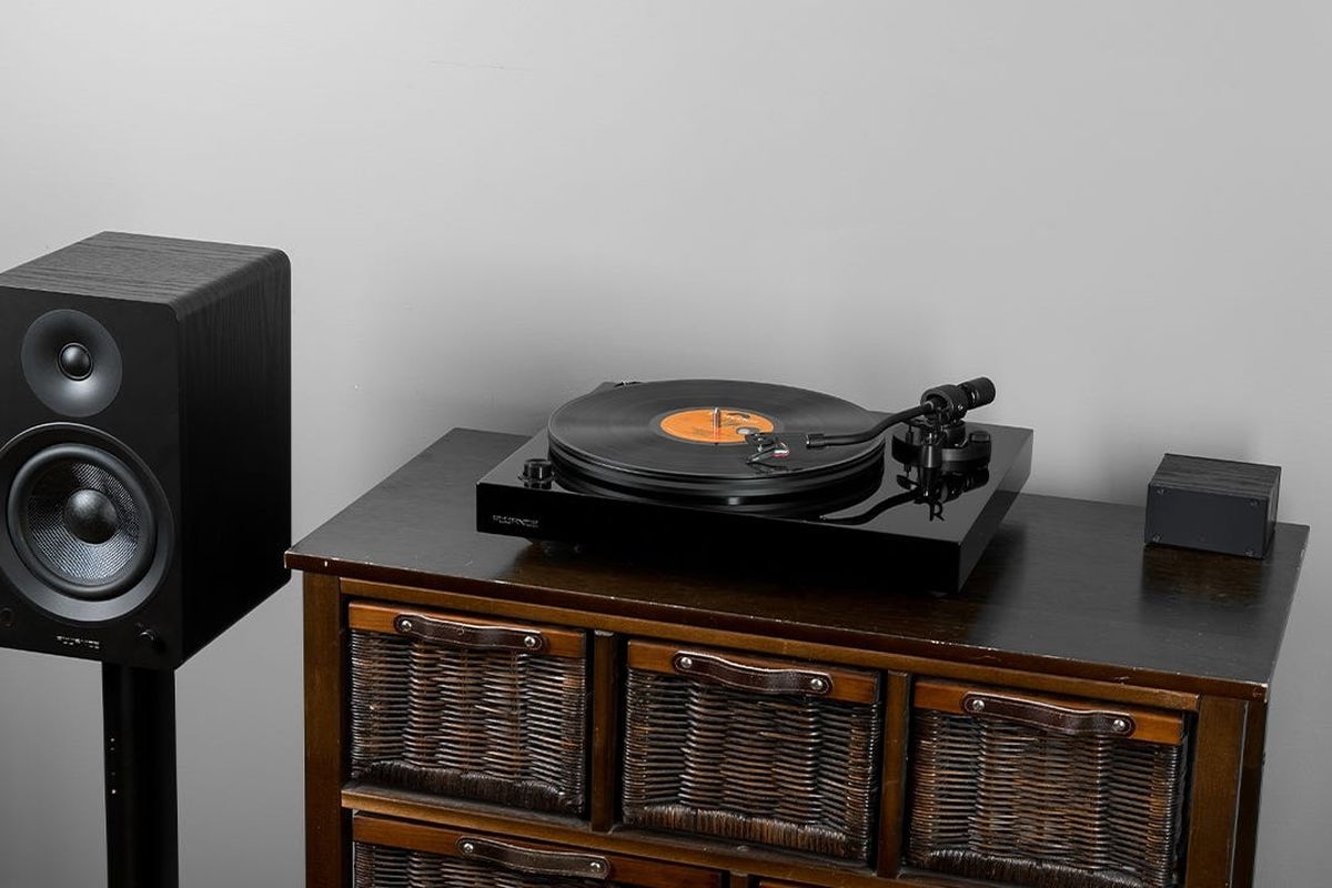 Elite High Fidelity Vinyl Turntable with Ai40 5” Powered Bookshelf