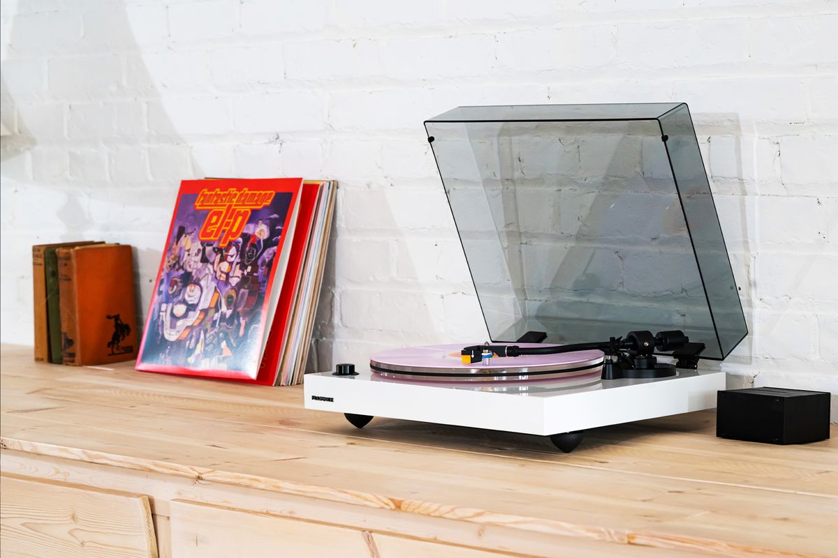 Fluance RT85N Vinyl Turntable, Ri71 Powered Bookshelf Speakers
