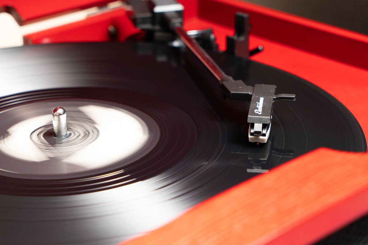 Electrohome Kingston 7-in-1 Vinyl Record Player (Walnut) | Electrohome