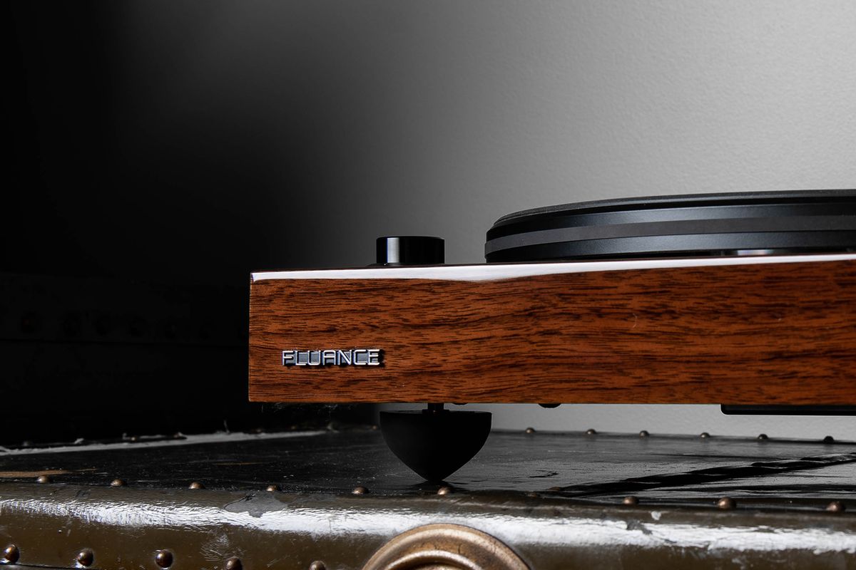 Fluance RT82 Vinyl Turntable, Ri71 Powered Bookshelf Speakers