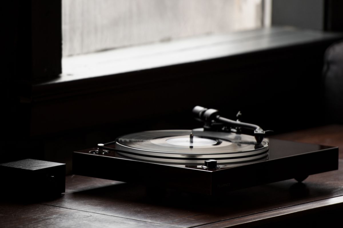 RT84 Reference Turntable, Ortofon 2M Blue Cartridge, Aluminum Platter