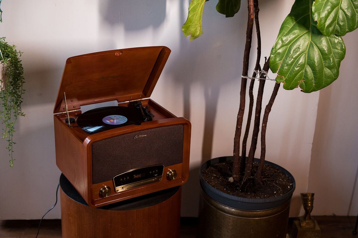 Electrohome Kingston 7-in-1 Vinyl Record Player (Walnut) | Electrohome