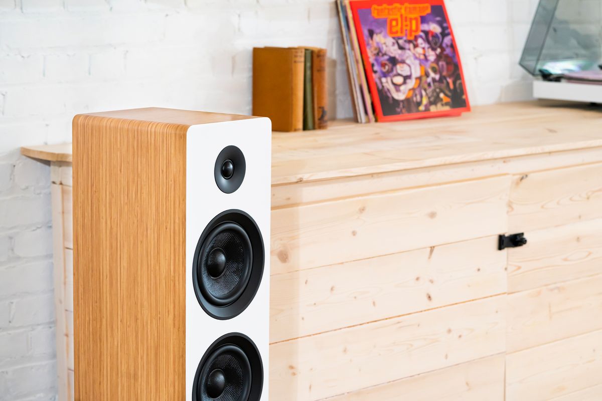 RT81 Hi-Fi Vinyl Turntable with Ai81 Powered Tower Speakers