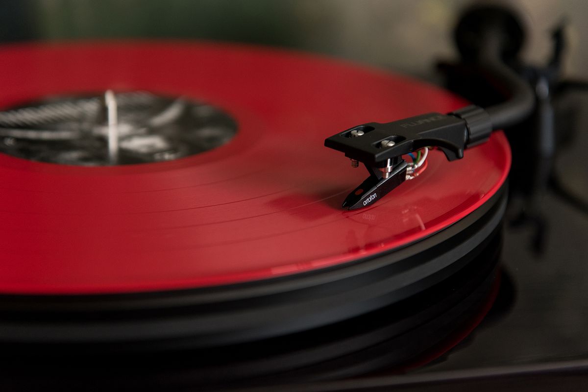麗華 RT82 Reference Turntable with Ortofon OM10 Cartridge - Walnut