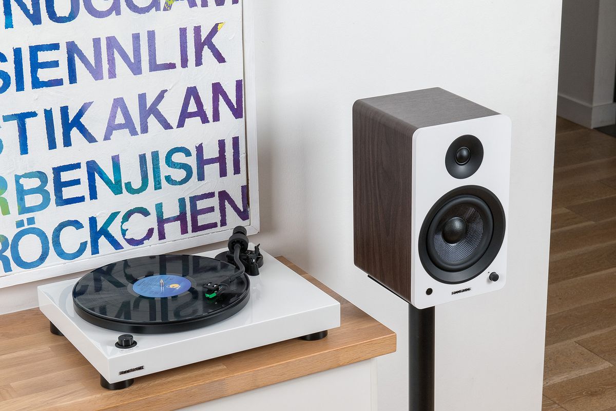 RT81 Hi-Fi Vinyl Turntable with Ai61 Powered Bookshelf Speakers
