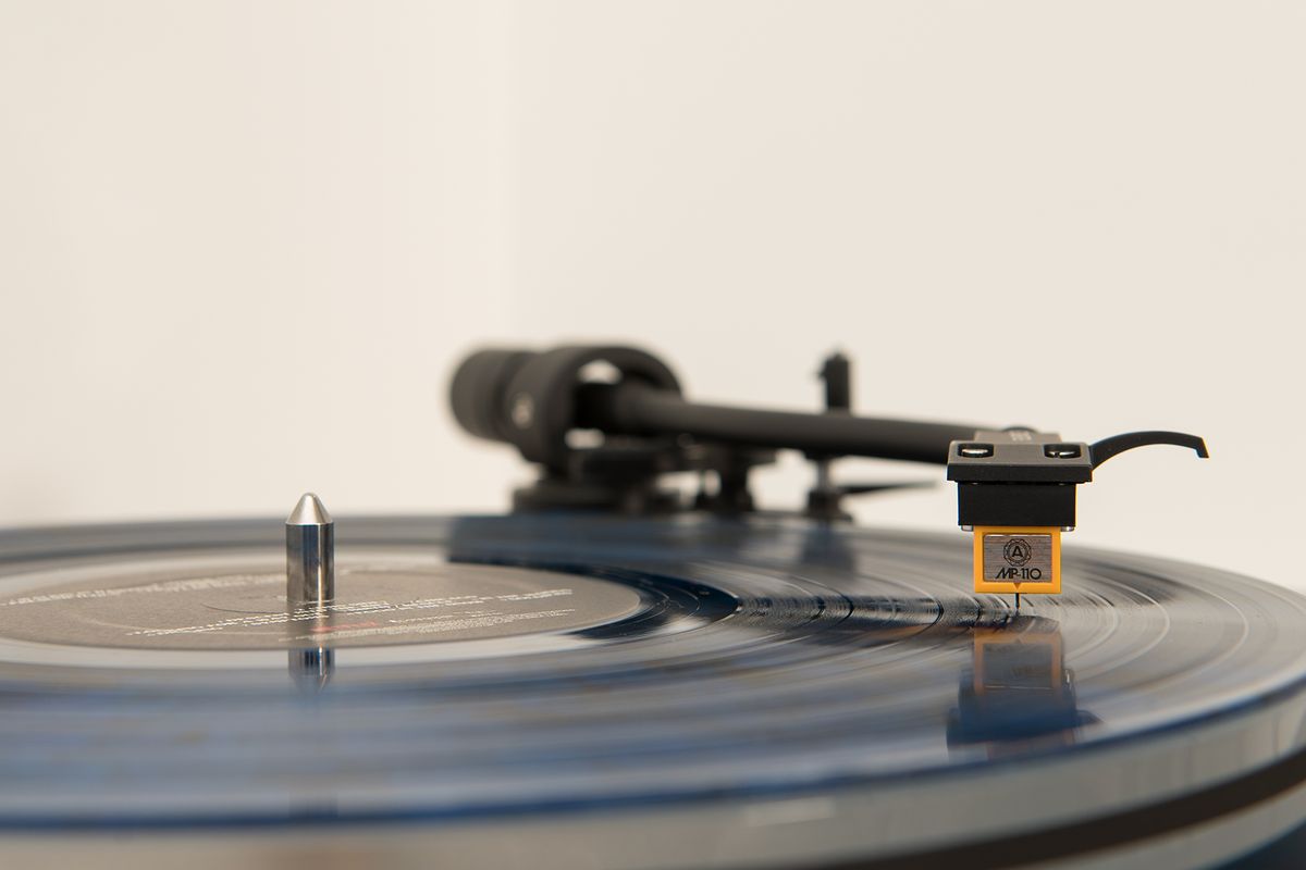 RT85N Reference Turntable with Nagaoka MP-110 Cartridge - Black RT85N Reference Turntable with Nagaoka MP-110 Cartridge - Black