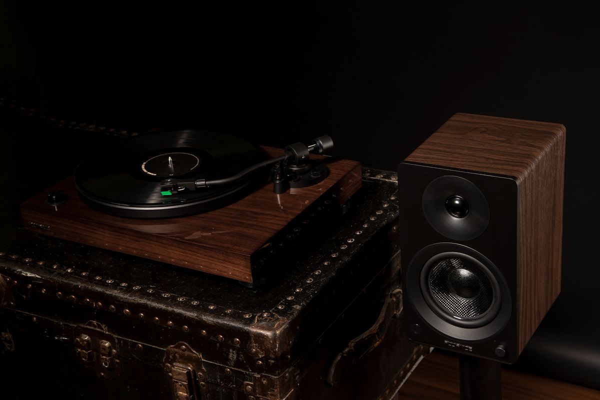 RT81 Hi-Fi Vinyl Turntable with Ai61 Powered 6.5