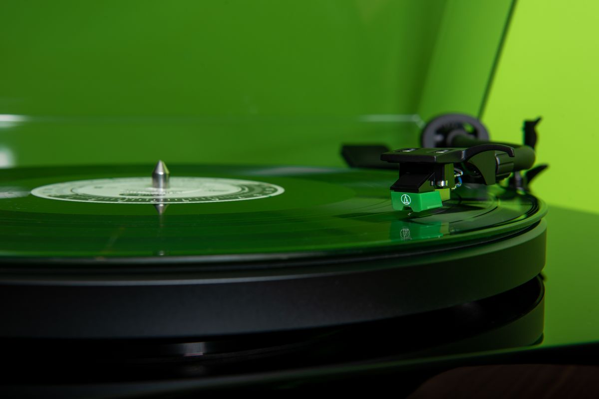 RT81 Hi-Fi Vinyl Turntable with Ai41 Powered 5