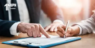 Personas firmando documentos para contrataciones con el estado peruano.