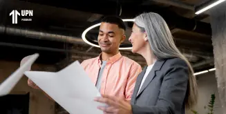 Asesora y alumno analizan planos para evaluación de proyectos inmobiliarios en UPN