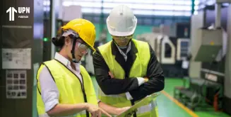 Personal implementando sistema de gestión de seguridad y salud en el trabajo en fábrica.