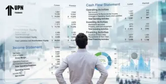 Hombre aprendiendo a leer estados financieros para no financieros en pantalla.