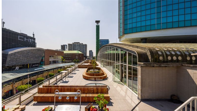 Het jonge sport en lifestyle kledingmerk BE:AT (since 2021) opent haar eerste winkel aan de Coolsingel 46 hoek Meent in het kernwinkelgebied van Rotterdam.