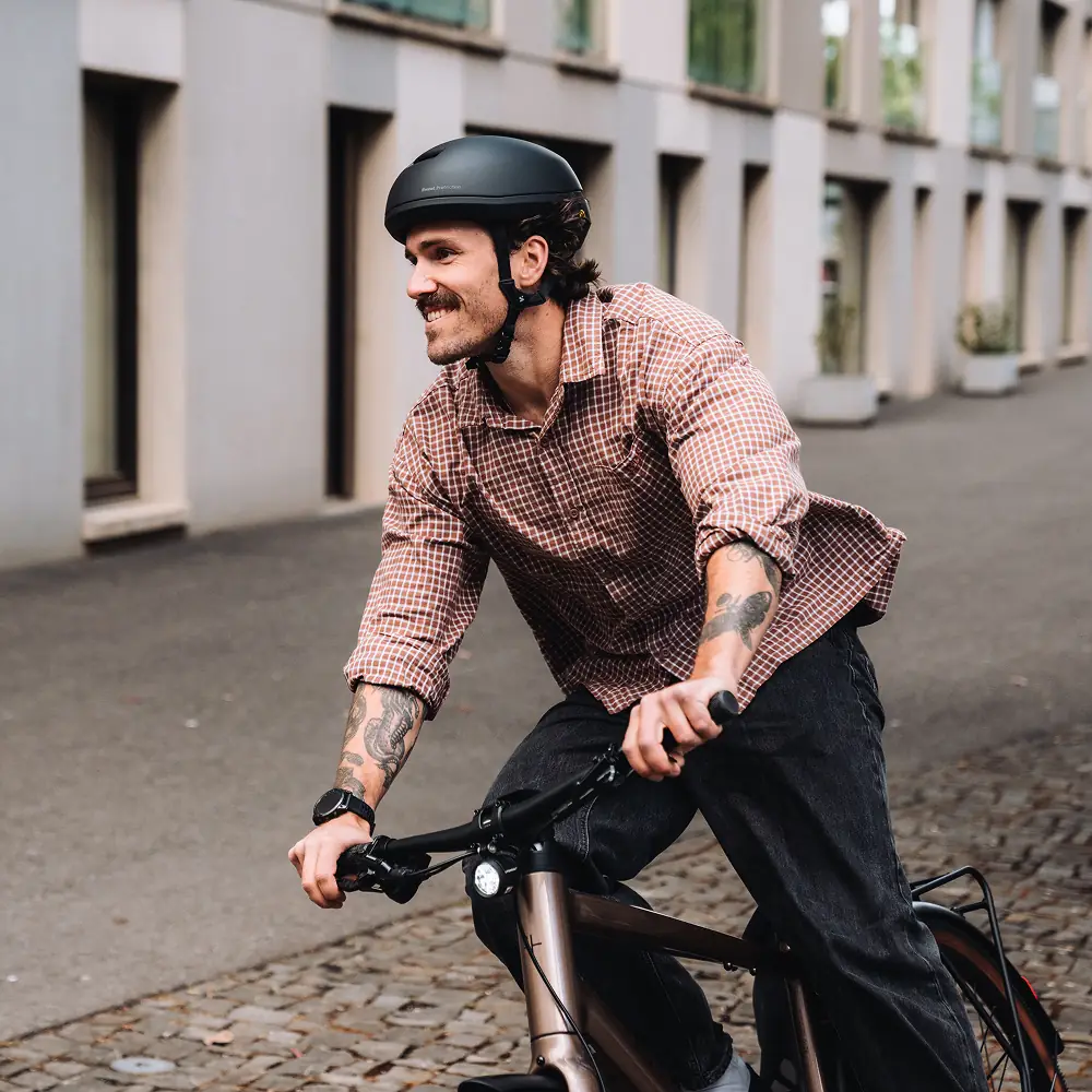 Lächelnder Fahrer auf BIXS E-Bike in der Stadt