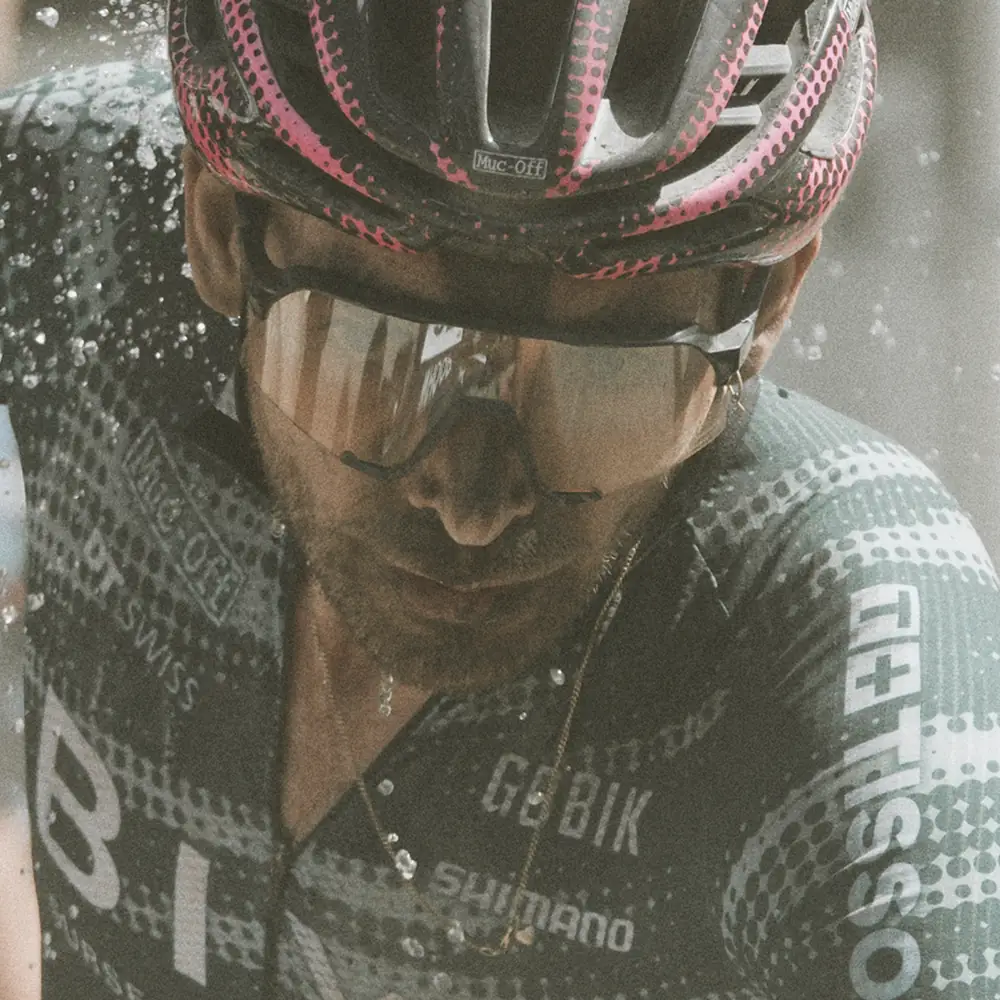 Nahaufnahme eines BIXS-Fahrers mit Helm und Sonnenbrille im Regen