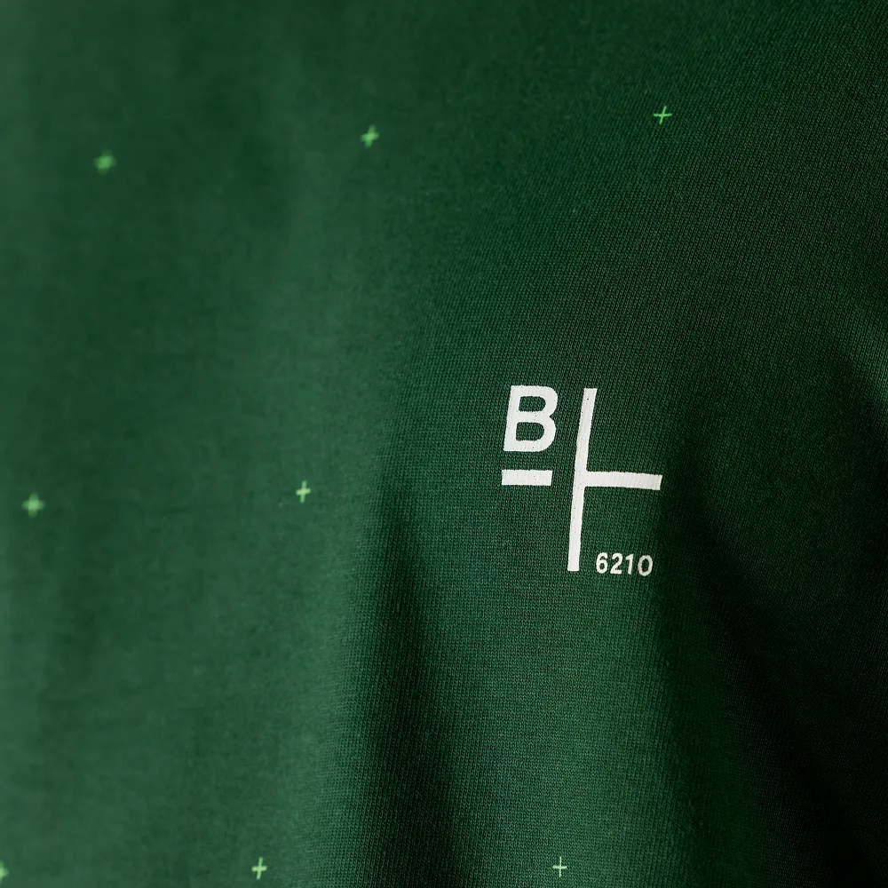 Detailaufnahme des BIXS Logos auf dunkelgrünem Baumwollstoff