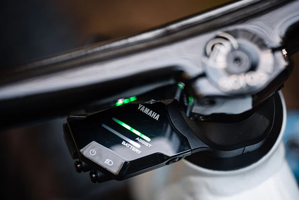 Detailaufnahme der Yamaha Bedieneinheit mit Assist- und Batterieanzeige am Lenker