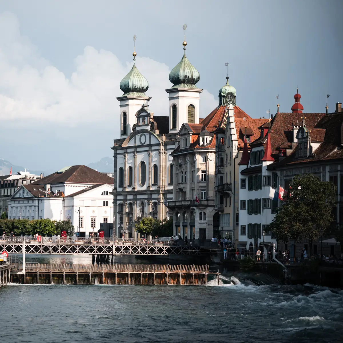 Blick über die Reuss auf die Jesuitenkirche und Altstadt von Luzern