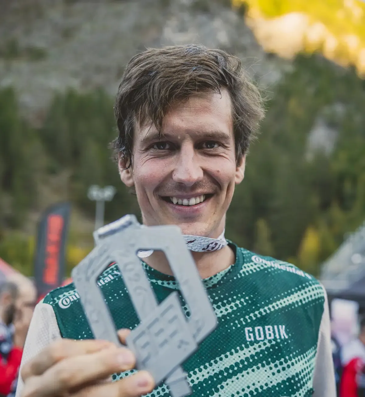 Lächelnder Stefan Peter im BIXS Trikot hält eine silberne Medaille