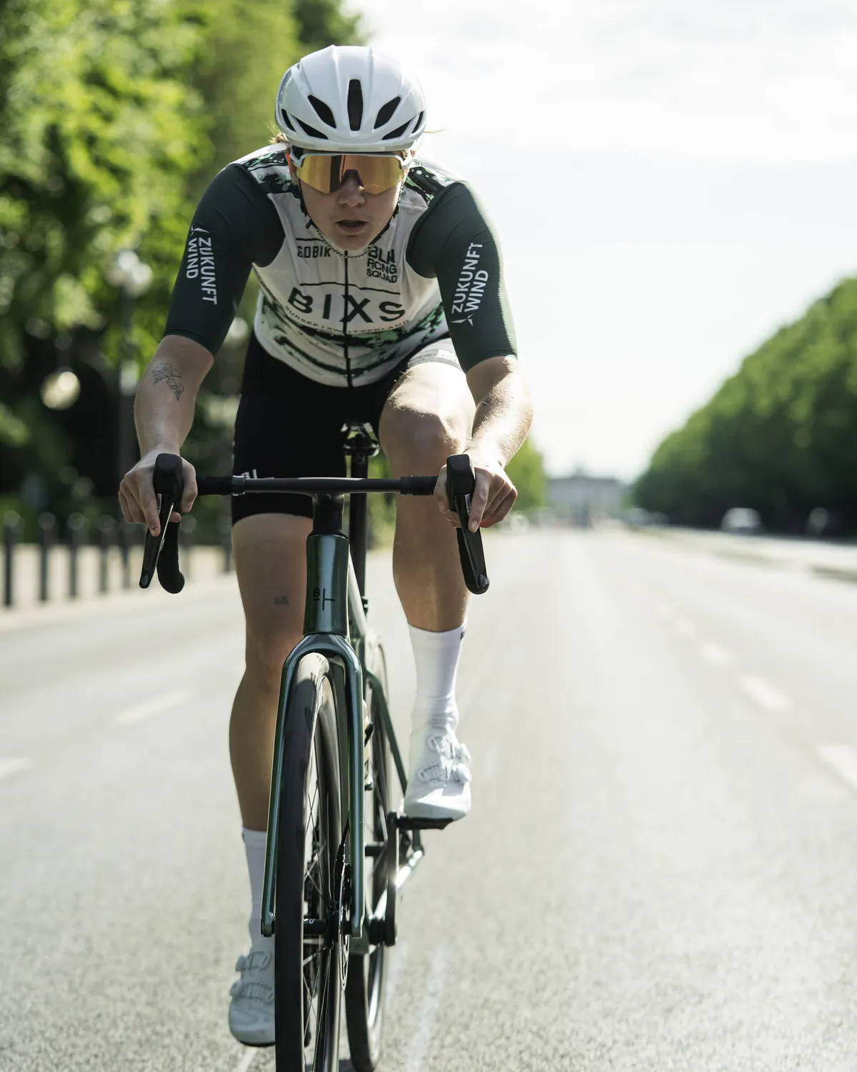 Toni, Fahrerin des BLN RCNG Squads, in Aero-Position auf dem Rennrad