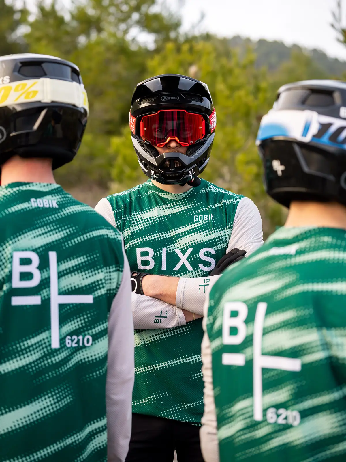 Drei Fahrer des BIXS Enduro Race Teams mit verschränkten Armen