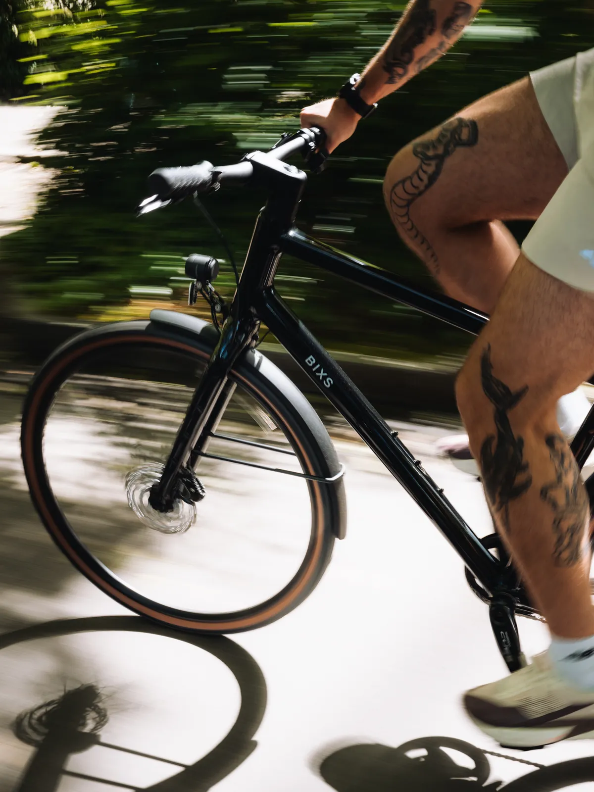 BIXS District Citybike, Nahaufnahme von Rahmen und Fahrer beim Fahren in der Stadt