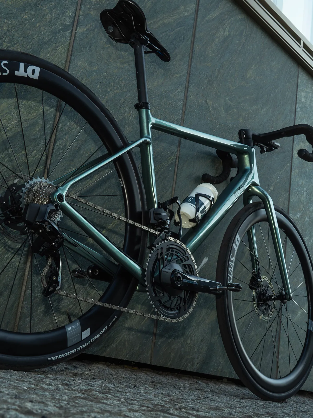 Team-Rennrad Gran Turismo AR lehnt an Steinwand, Seitenansicht