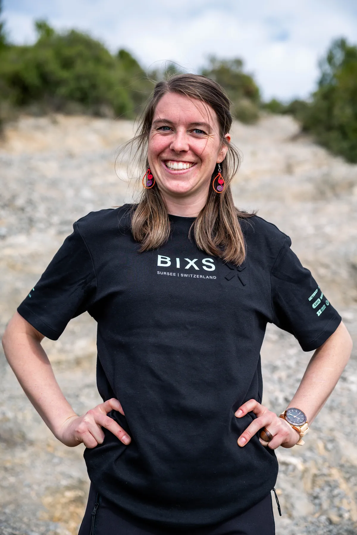 Josiane Zaugg, Köchin im BIXS Race Team, im schwarzen BIXS-Shirt auf Schotterweg