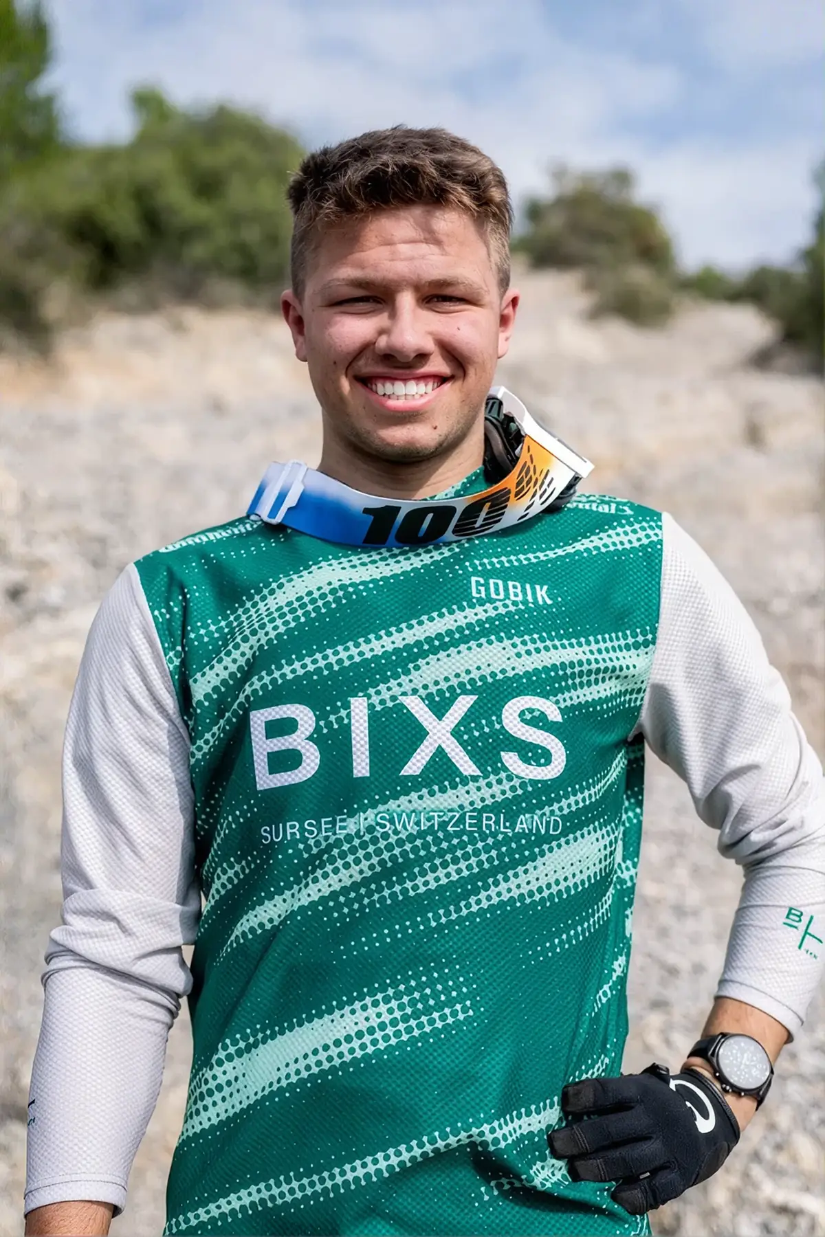 Porträt eines lächelnden Fahrers des BIXS Enduro Race Teams