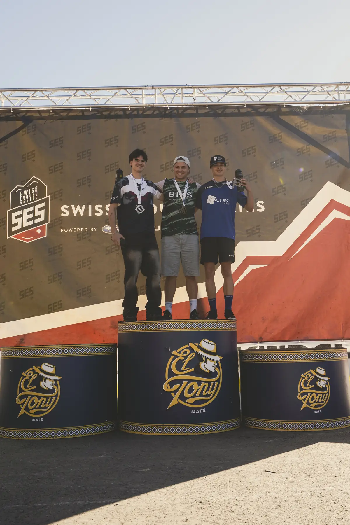 Drei Fahrer auf dem Siegerpodest der Swiss Enduro Series, in der Mitte ein Fahrer im BIXS Trikot