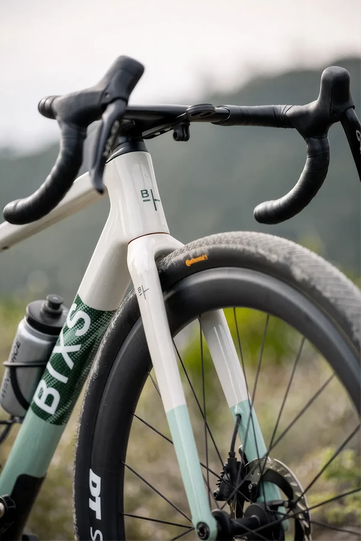 Cockpit und Gabel des Gran Turismo GR, weiss-mintfarbener Rahmen mit "B+" Logo, Continental Reifen