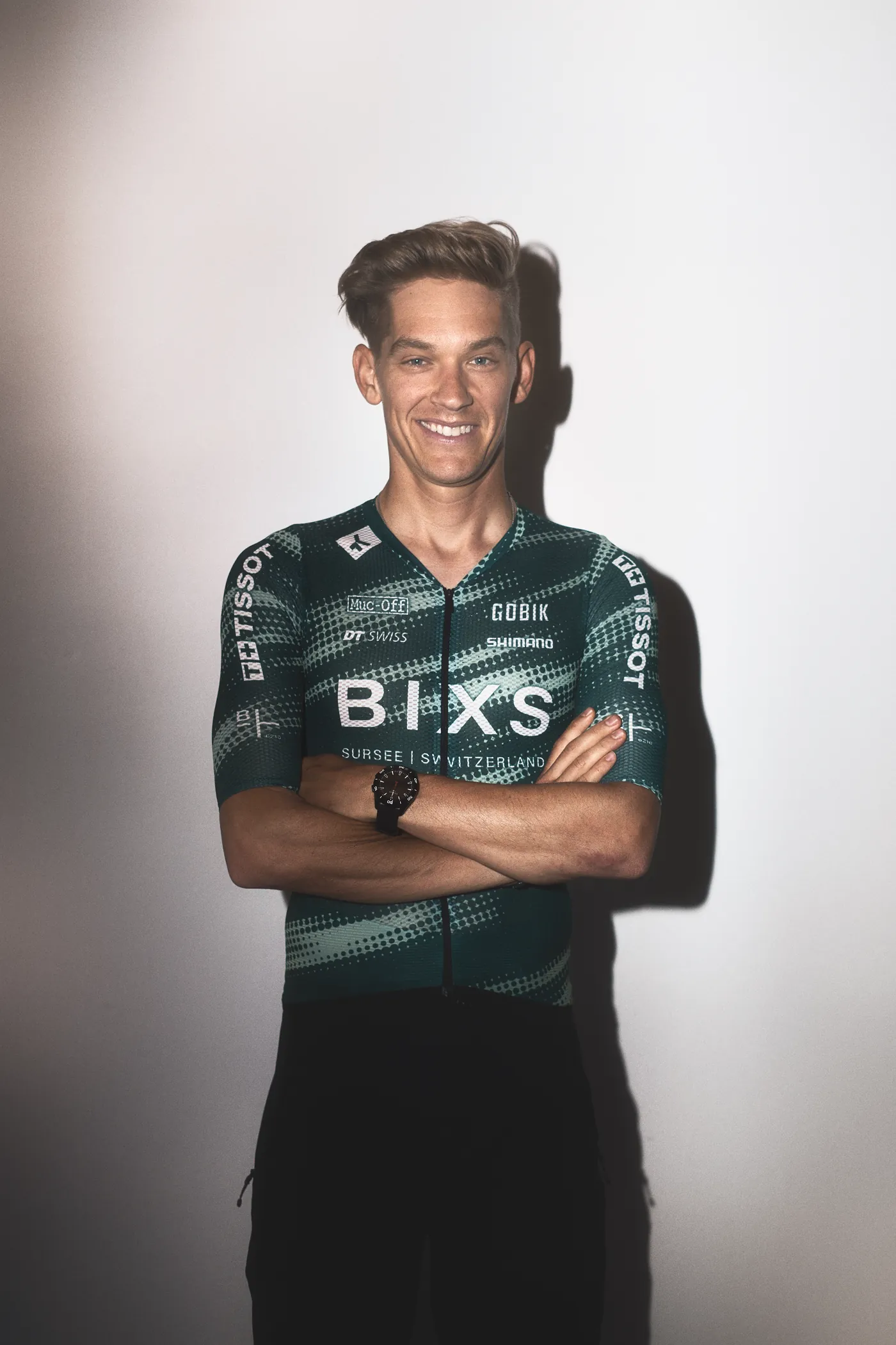 BIXS Race Team Athlet im Teamtrikot, Portrait mit verschränkten Armen